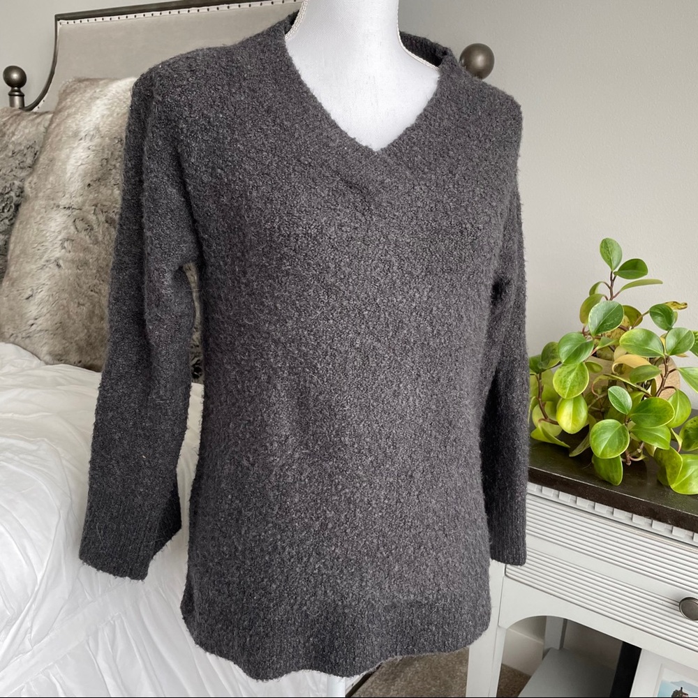 🖤 Anthropologie XS grey V neck comfy Sweater